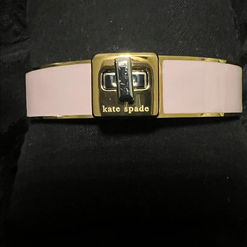 KATE SPADE, PHOEBE TURNLOCK ENAMEL PINK & GOLD BANGLE - Picture 4 of 9